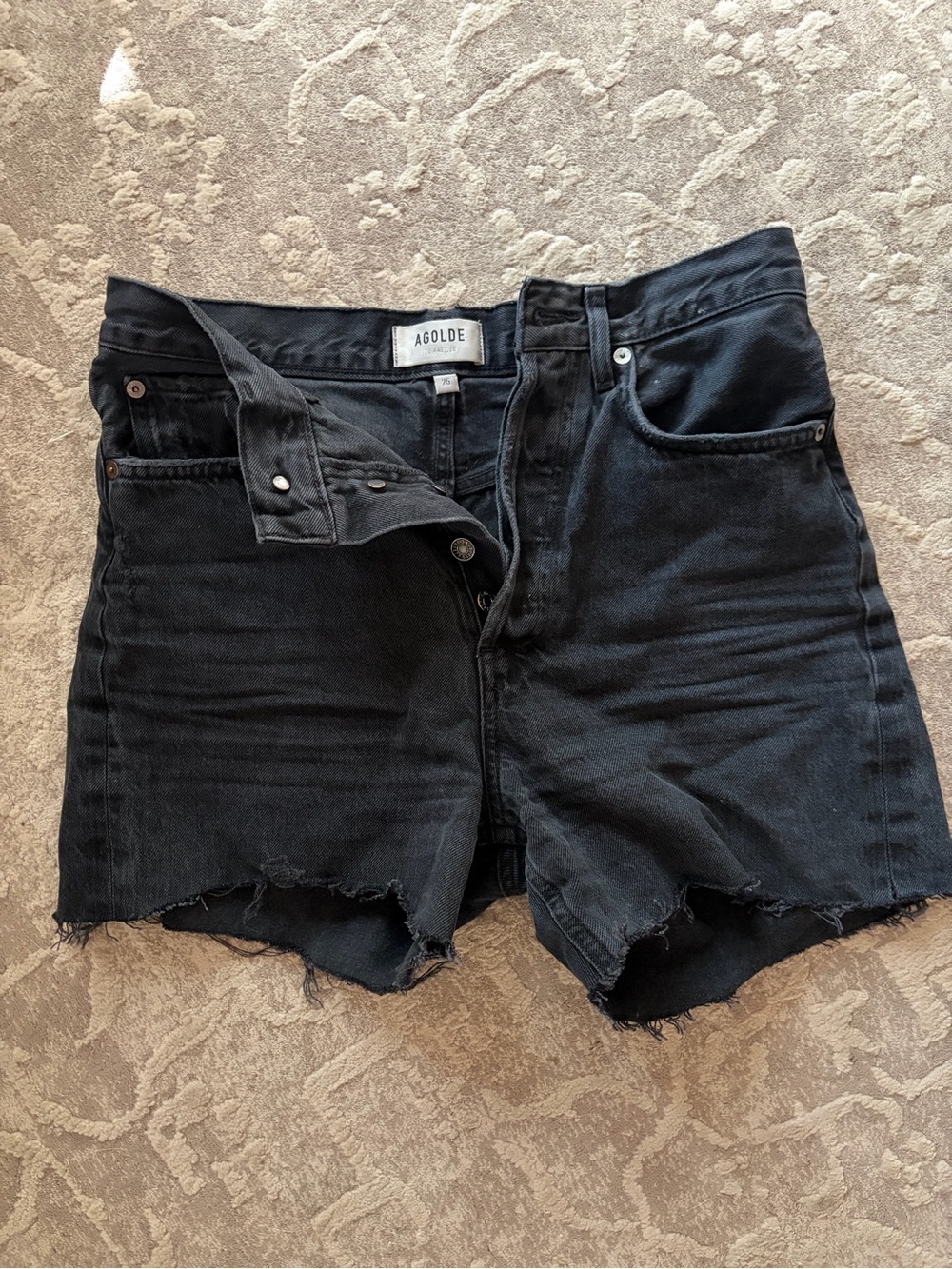 AGOLDE 90s Crop High-Rise Black Denim Cutoff Shorts - Picture 2 of 4